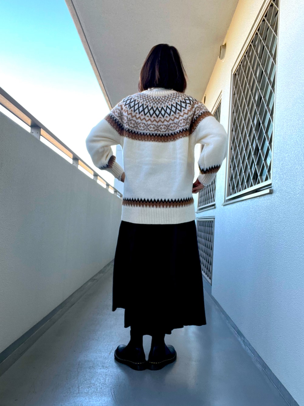 その他のスカート、ブラック系のブーツ、ホワイト系のTシャツ/カットソーを着用したレディースの冬コーディネートの2枚目の写真