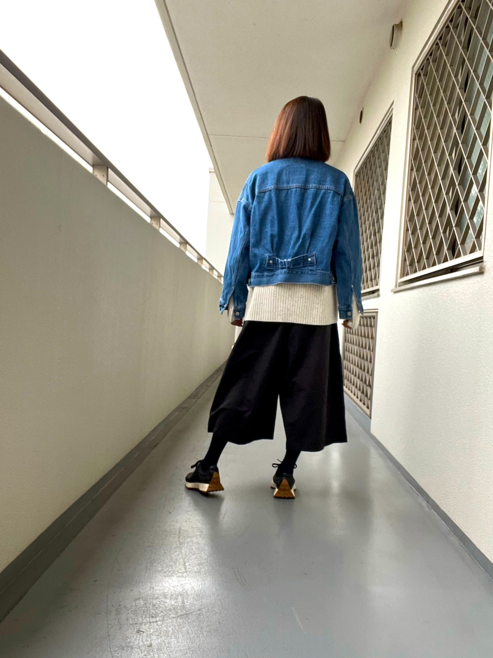 「ゆったりコーデ、楽チンコーデ、たまにはスカート、だぶだぶコーデ」｜「BEAUTY&YOUTH UNITED ARROWSのBY∴ TRADITIONAL デニムジャケット（デニムジャケット、ブルー系）」を使った、グンタさん（レディース・160cm）の冬コーディネートの2枚目の写真