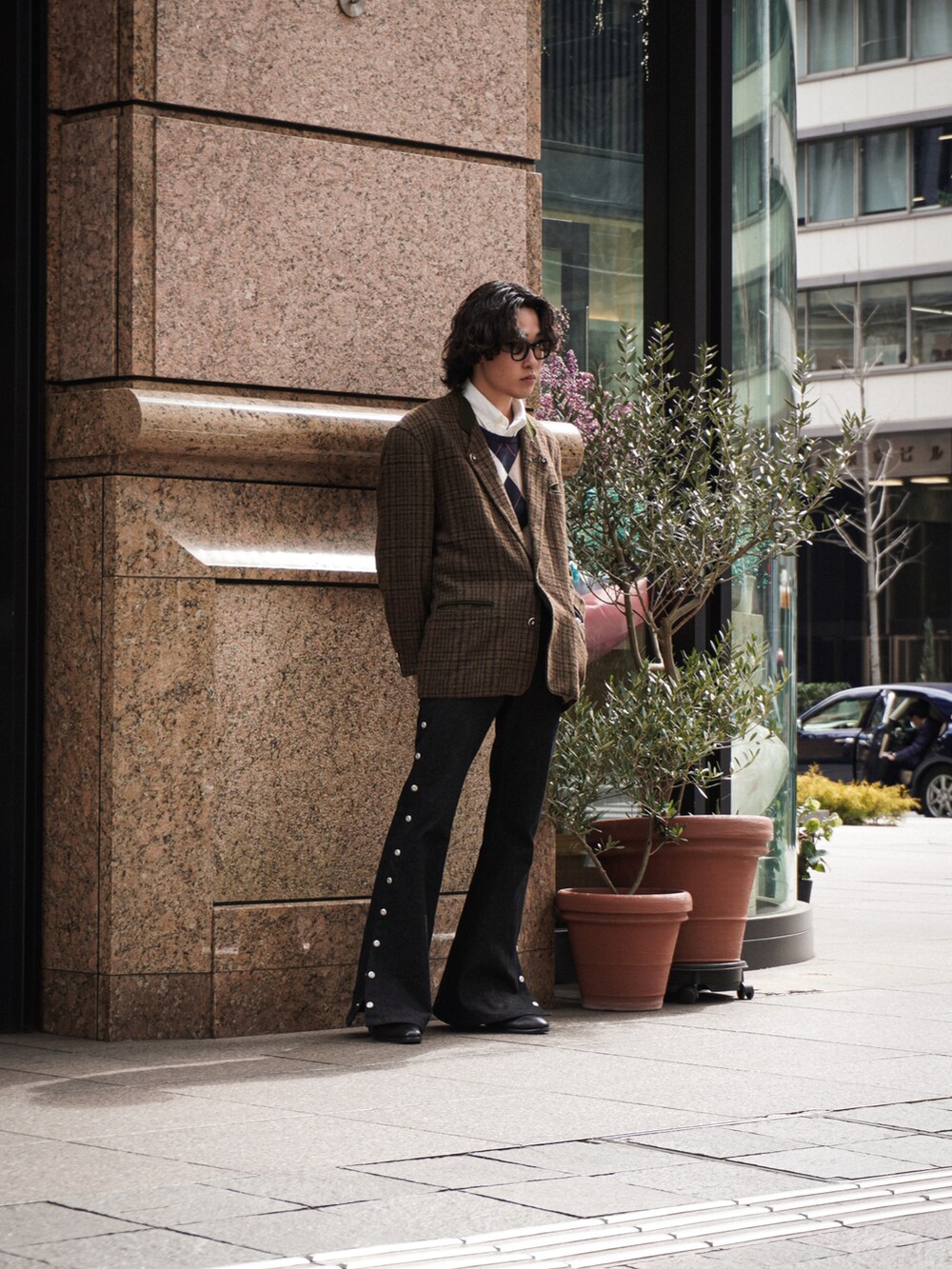 ブラック系のブーツを着用したメンズの春コーディネートの2枚目の写真