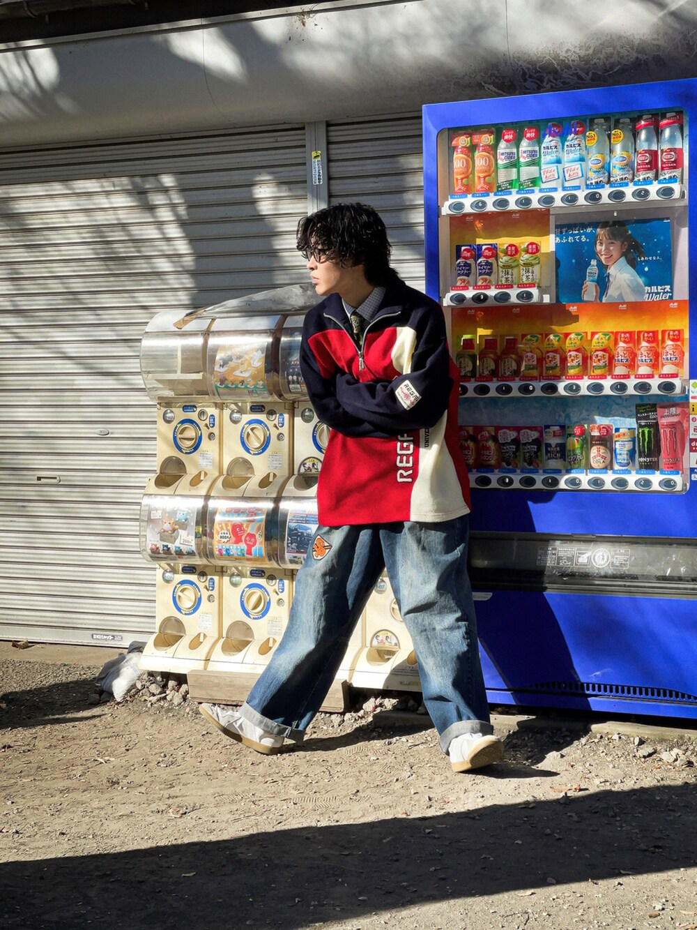 ホワイト系のシューズを着用したメンズの冬コーディネートの2枚目の写真