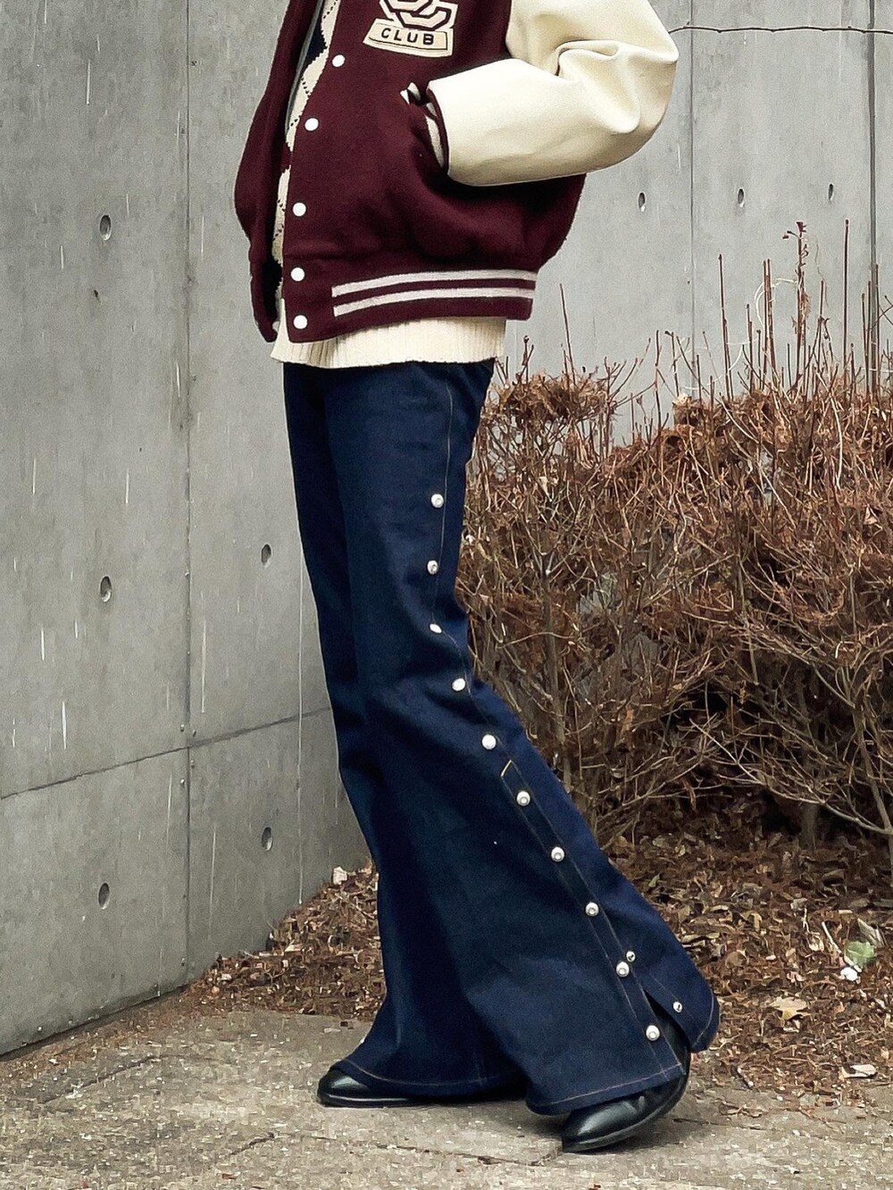 ブラック系のブーツを着用したメンズの冬コーディネートの5枚目の写真