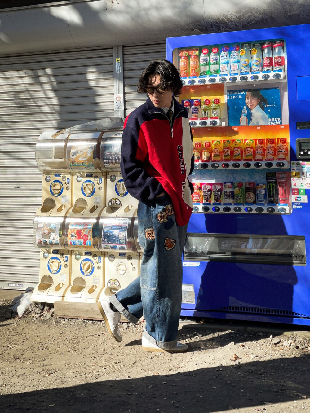 ホワイト系のシューズを着用したメンズの冬コーディネートの4枚目の写真