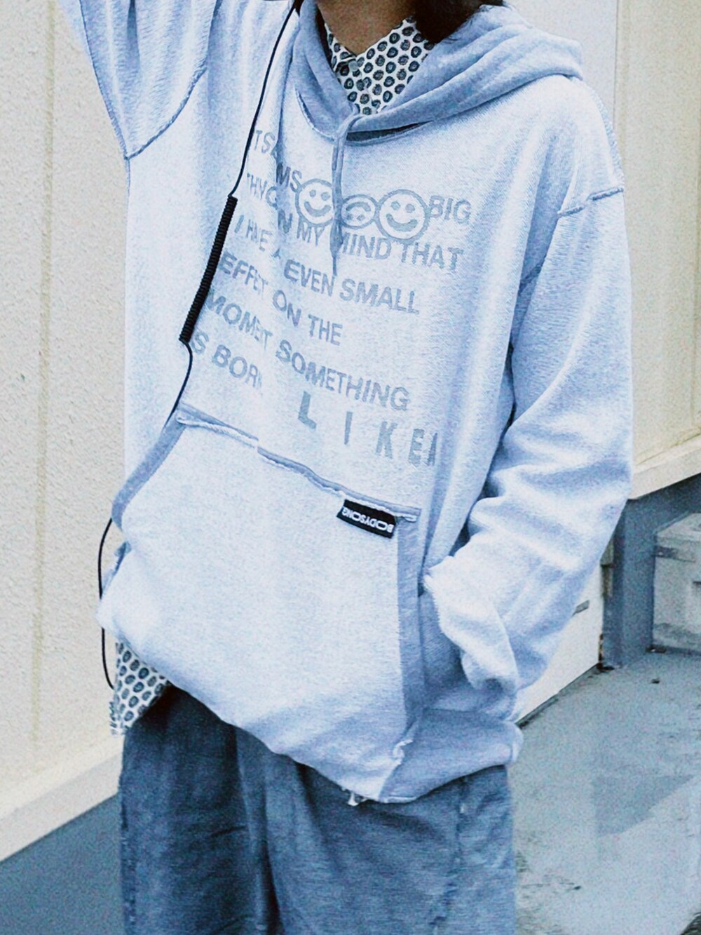 ブルー系のデニムパンツ、ブラック系のブーツを着用したメンズの春コーディネートの4枚目の写真