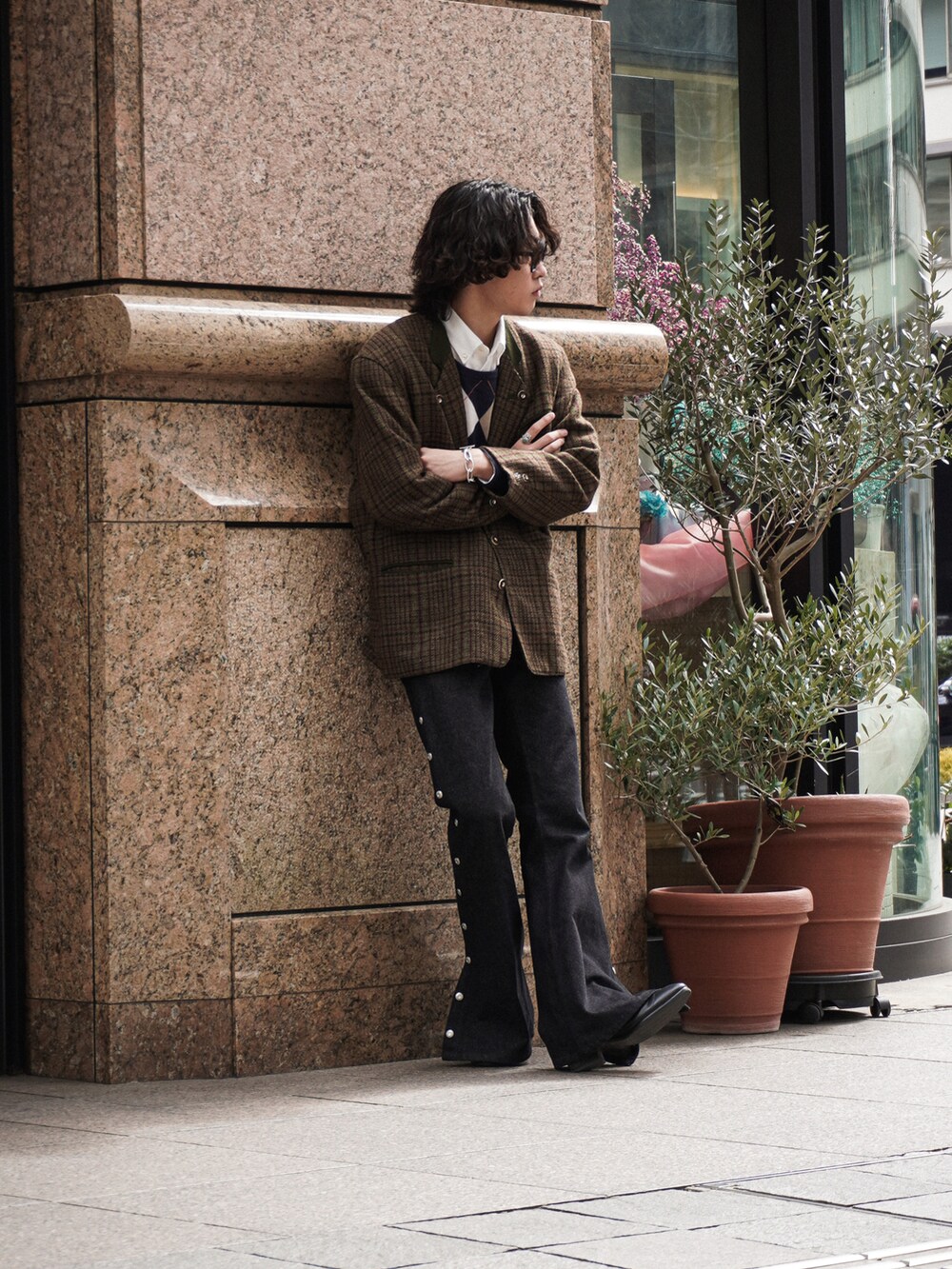 ブラック系のブーツを着用したメンズの春コーディネートの3枚目の写真