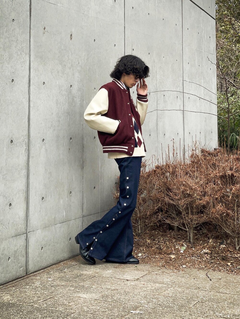 ブラック系のブーツを着用したメンズの冬コーディネートの3枚目の写真