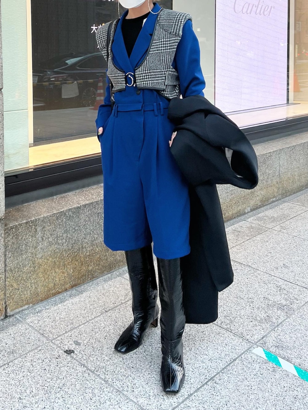 「休日コーデ、冬コーデ、キレイめ、低身長コーデ、低身長、オールインワン、ブルーコーデ、ロングブーツ、maisonspecial、アウター、アウターコーデ」｜「MAISON SPECIALのワイドロングブーツ【MAISON SPECIAL/メゾンスペシャル】（ブーツ、ブラック系）」を使った、yukari_riraさん（レディース・155cm）の秋コーディネートの4枚目の写真