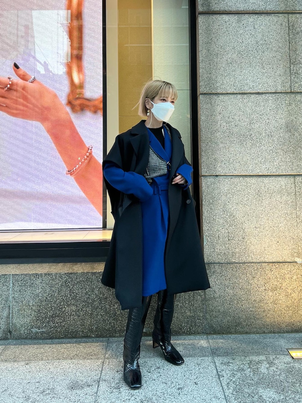 「休日コーデ、冬コーデ、キレイめ、低身長コーデ、低身長、オールインワン、ブルーコーデ、ロングブーツ、maisonspecial、アウター、アウターコーデ」｜「MAISON SPECIALのワイドロングブーツ【MAISON SPECIAL/メゾンスペシャル】（ブーツ、ブラック系）」を使った、yukari_riraさん（レディース・155cm）の秋コーディネートの3枚目の写真