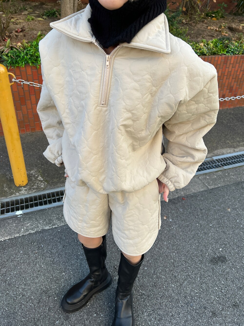 「クリスマスに着たい服、秋冬コーデ、セットアップ、ボア、ゆるコーデ、プチプラ、ロングブーツ、バラクラバ、ニット帽、モノトーン、モノトーンコーデ、楽チンコーデ」｜「nuguのアイテム（セットアップ、ベージュ系）」を使った、yukari_riraさん（レディース・155cm）の冬コーディネートの3枚目の写真