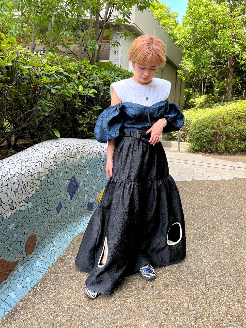 「夏コーデ、大人カジュアル、大人女子、低身長コーデ、レイヤードスタイル、ボリューム袖、ボリュームスリーブ、スニーカー、スニーカーコーデ、ブルーコーデ、カラフルコーデ、maisonspecial」｜「MAISON SPECIALのオフショルジャガードブラウス【MAISON SPECIAL/メゾンスペシャル】（シャツ/ブラウス、ブルー系）」を使った、yukari_riraさん（レディース・155cm）の夏コーディネートの3枚目の写真