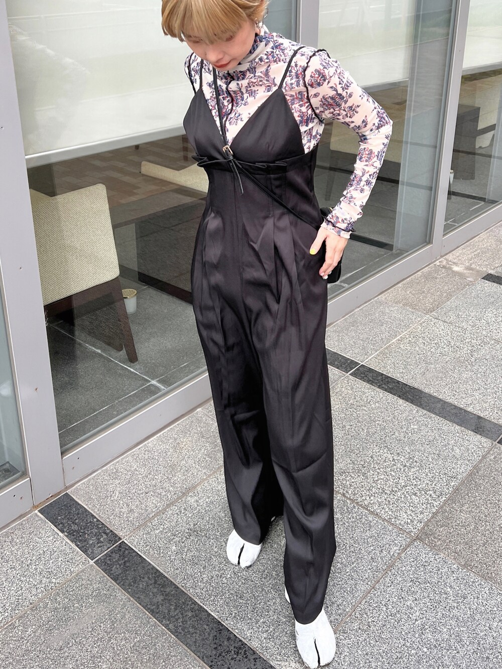 「オトナカジュアル、春服、大人コーデ、低身長、ワンピーススタイル、HANNE、hanne_ootd、ブラックコーデ、キャミワンピ、レイヤードスタイル」｜「HANNEのキャミオールインワン（サロペット/オーバーオール、ブラック系）」を使った、yukari_riraさん（レディース・155cm）の春コーディネートの2枚目の写真