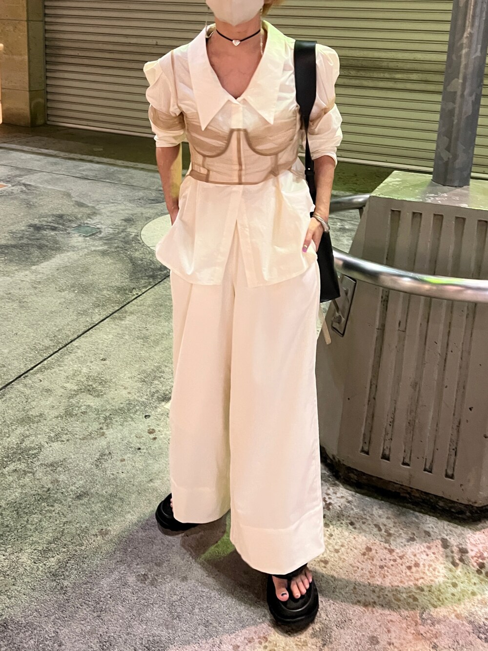 「カジュアルコーデ、大人かわいい、秋先取りコーデ、ラフコーデ、ホワイト、ホワイトコーデ、オトナ女子、ワイドパンツ、ビスチェ、レイヤードスタイル、オールホワイト」｜「M_の【M_】LAPEL ブラウス（シャツ/ブラウス、ホワイト系）」を使った、yukari_riraさん（レディース・155cm）の夏コーディネートの3枚目の写真