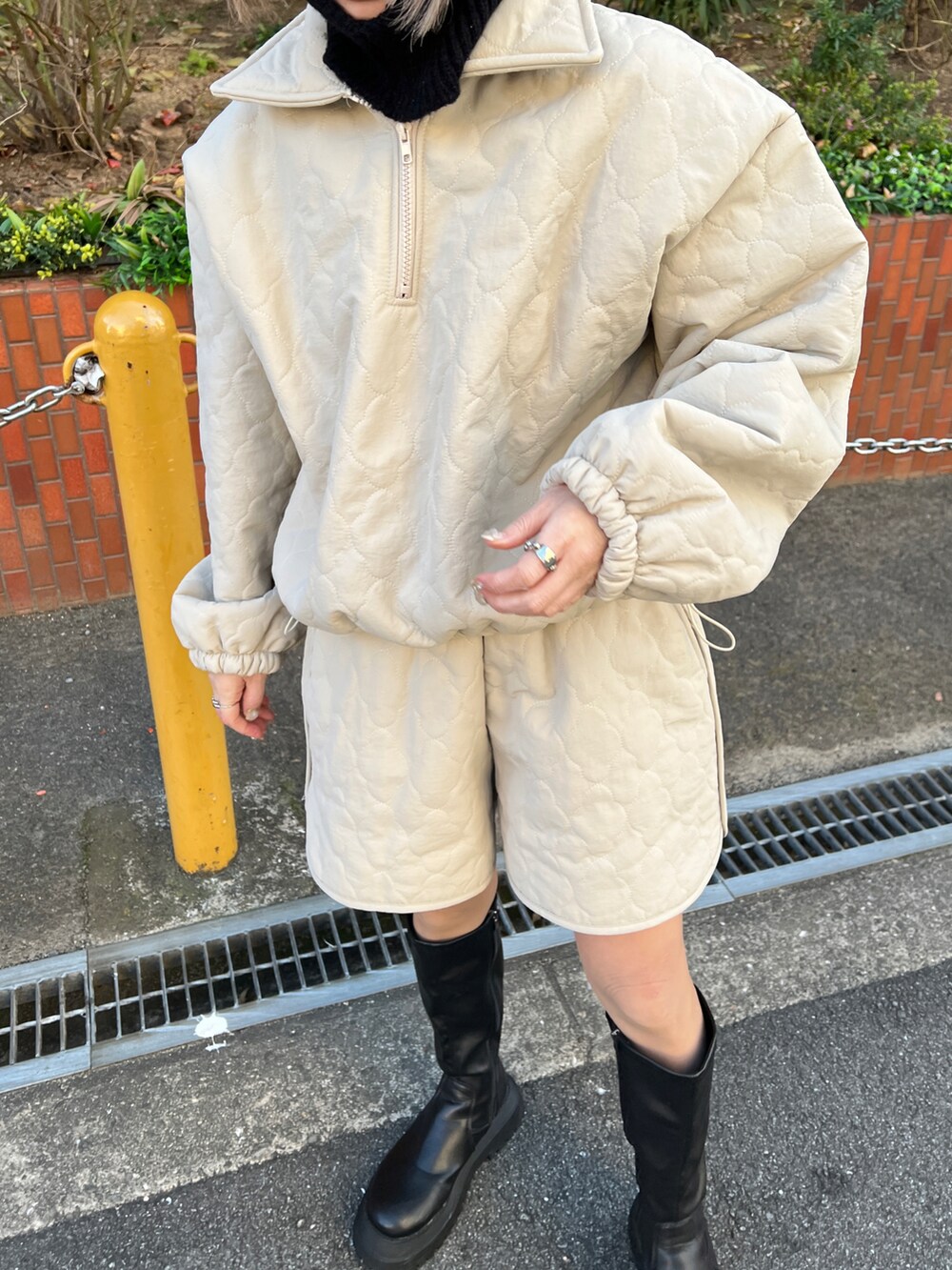 「クリスマスに着たい服、秋冬コーデ、セットアップ、ボア、ゆるコーデ、プチプラ、ロングブーツ、バラクラバ、ニット帽、モノトーン、モノトーンコーデ、楽チンコーデ」｜「nuguのアイテム（セットアップ、ベージュ系）」を使った、yukari_riraさん（レディース・155cm）の冬コーディネートの2枚目の写真