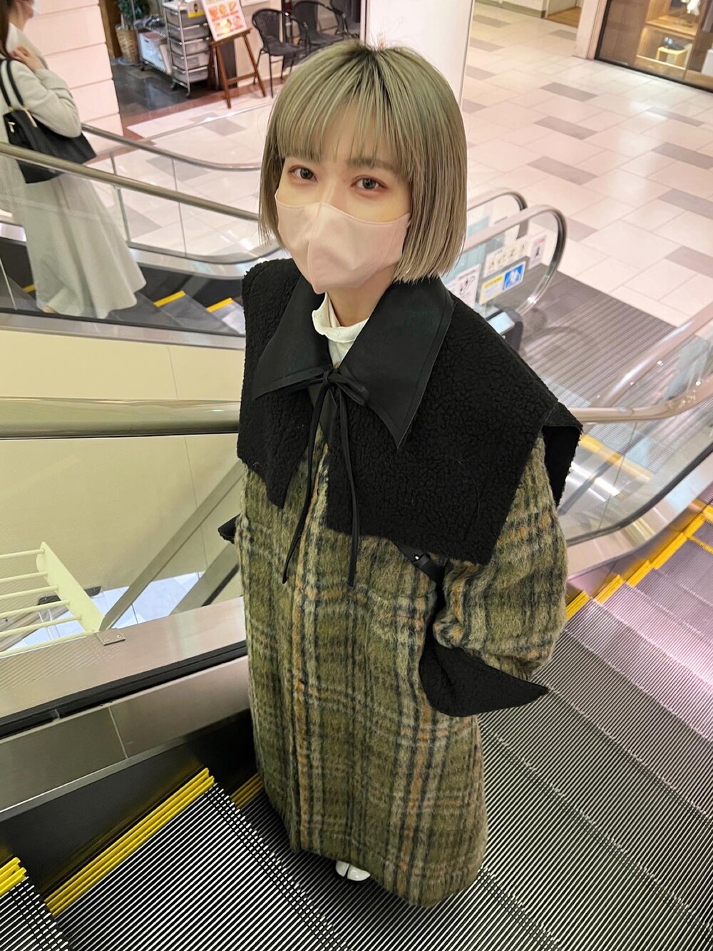 「大人カジュアル、パンツスタイル、オーバーサイズ、ロングコート、チェックコート、チェスターコート、足袋ローファー、maisonspecial、クリスマスに着たい服、大人コーデ」｜「MAISON SPECIALの2WAYビックカラーコート【MAISON SPECIAL/メゾンスペシャル】（ステンカラーコート、グリーン系）」を使った、yukari_riraさん（レディース・155cm）の冬コーディネートの3枚目の写真