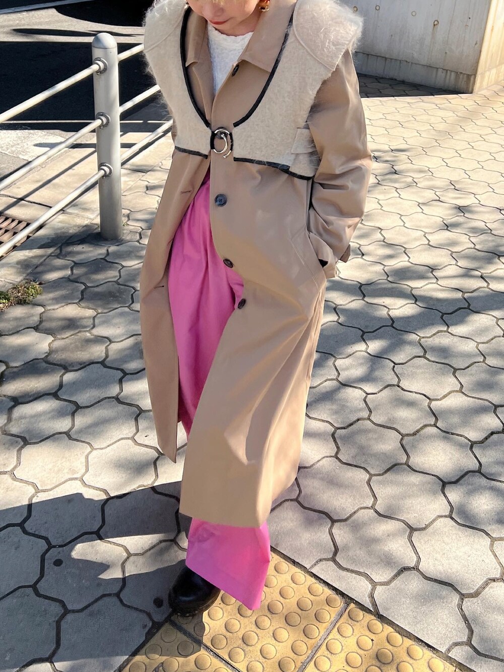 「はるコーデ、GU、GUコーデ、春カラー、パンツスタイル、プチプラコーデ、春コーデ、カラーパンツ、ピンクコーデ、ロングコート、低身長、ベージュ、レイヤードスタイル」｜「GUのアイテム（ステンカラーコート、ベージュ系）」を使った、yukari_riraさん（レディース・155cm）の冬コーディネートの4枚目の写真