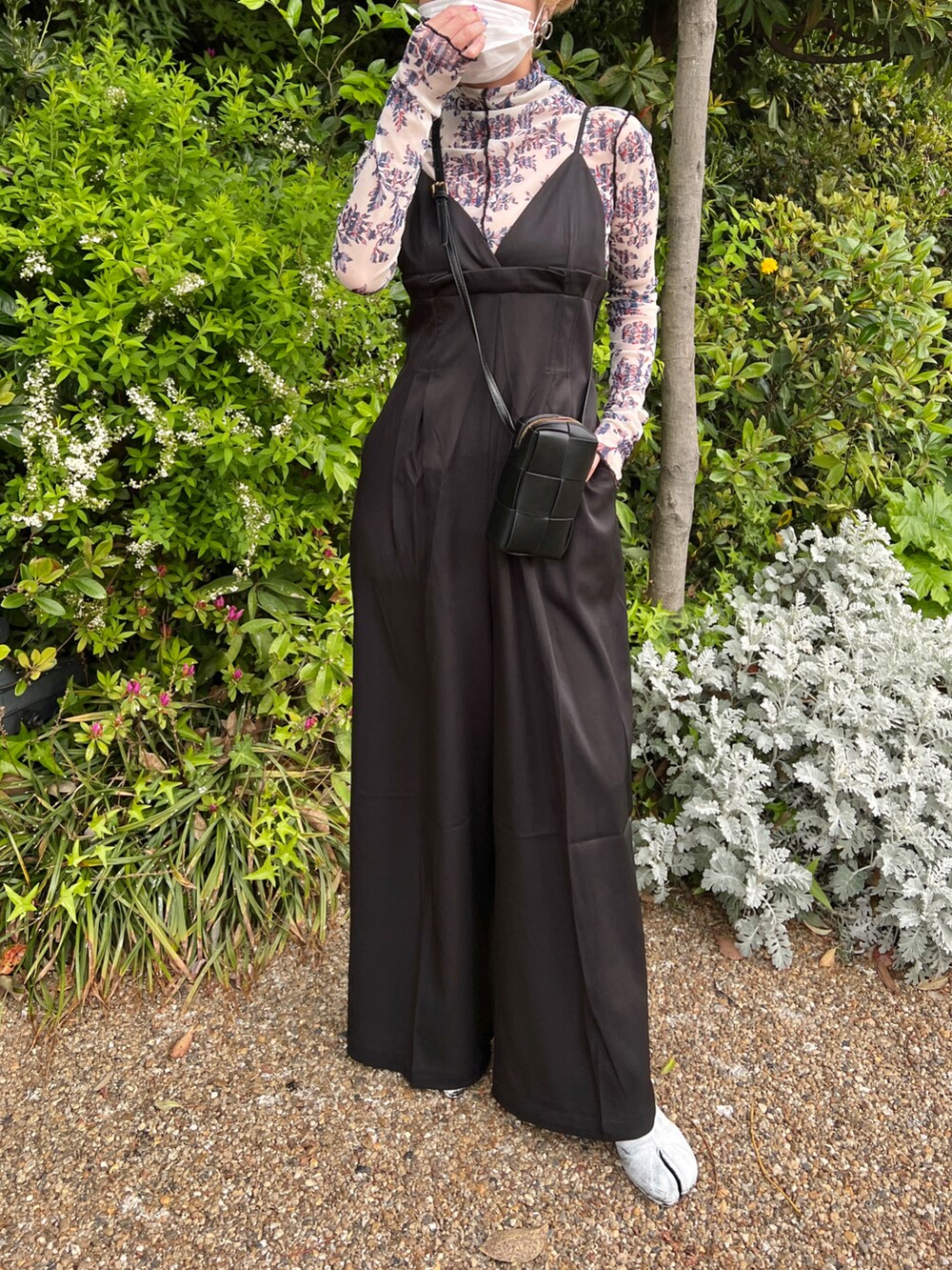 「オトナカジュアル、春服、大人コーデ、低身長、ワンピーススタイル、HANNE、hanne_ootd、ブラックコーデ、キャミワンピ、レイヤードスタイル」｜「HANNEのキャミオールインワン（サロペット/オーバーオール、ブラック系）」を使った、yukari_riraさん（レディース・155cm）の春コーディネートの3枚目の写真