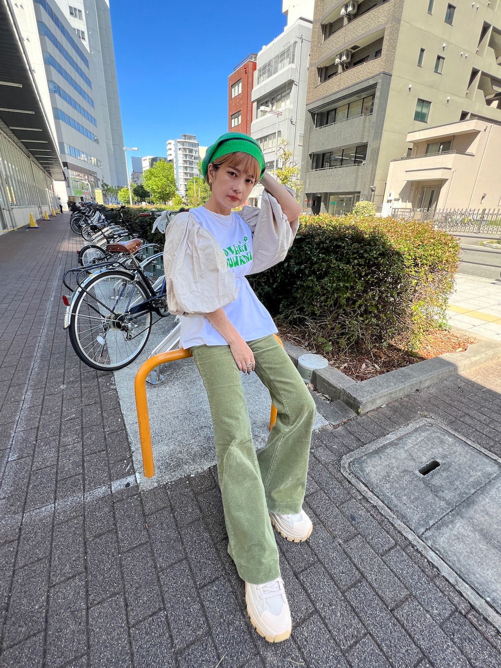 「秋カラー、低身長女子、低身長、Tシャツ、ボリューム袖、パフスリーブ、フレアパンツ、秋のコーデ、秋服準備はじめました、秋コーデ、グリーンコーデ、カラーパンツ、カラーコーデ」｜「ROLLA'Sの【ROLLA'S】EASTCOAST FLARE-FERN CORD（その他パンツ、グリーン系）」を使った、yukari_riraさん（レディース・155cm）の夏コーディネートの3枚目の写真