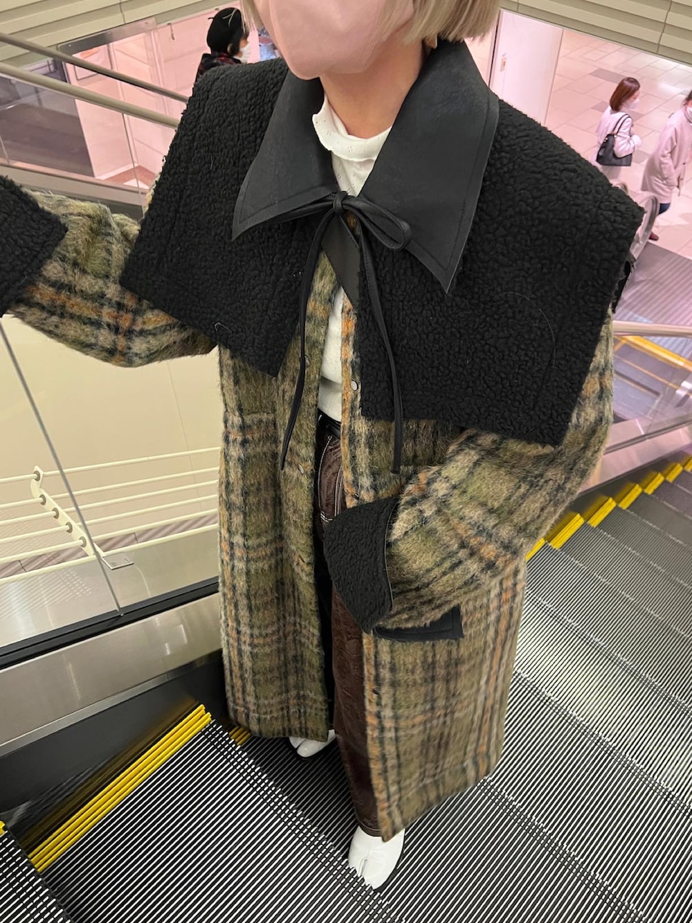 「大人カジュアル、パンツスタイル、オーバーサイズ、ロングコート、チェックコート、チェスターコート、足袋ローファー、maisonspecial、クリスマスに着たい服、大人コーデ」｜「MAISON SPECIALの2WAYビックカラーコート【MAISON SPECIAL/メゾンスペシャル】（ステンカラーコート、グリーン系）」を使った、yukari_riraさん（レディース・155cm）の冬コーディネートの4枚目の写真