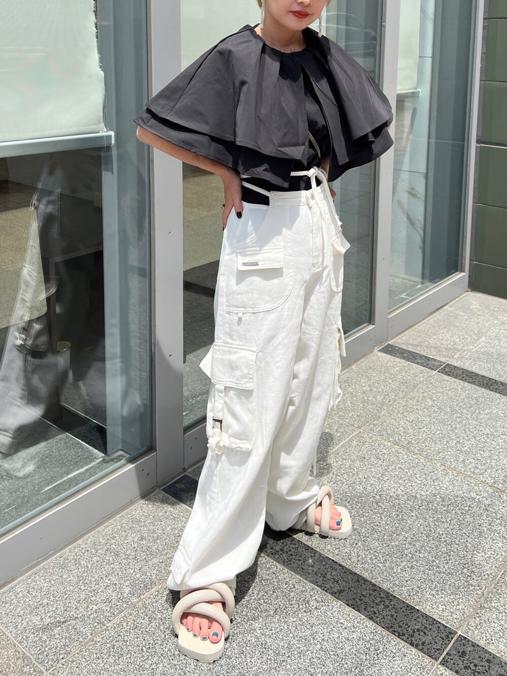 「オトナ女子、低身長コーデ、パンツスタイル、カーゴパンツ、サンダルコーデ、モノクロ、モノトーンコーデ、フリルブラウス、ゆるコーデ、ボリューム袖」｜「HANNEのフリルカラーチュニックブラウス（シャツ/ブラウス、ブラック系）」を使った、yukari_riraさん（レディース・155cm）の夏コーディネートの3枚目の写真