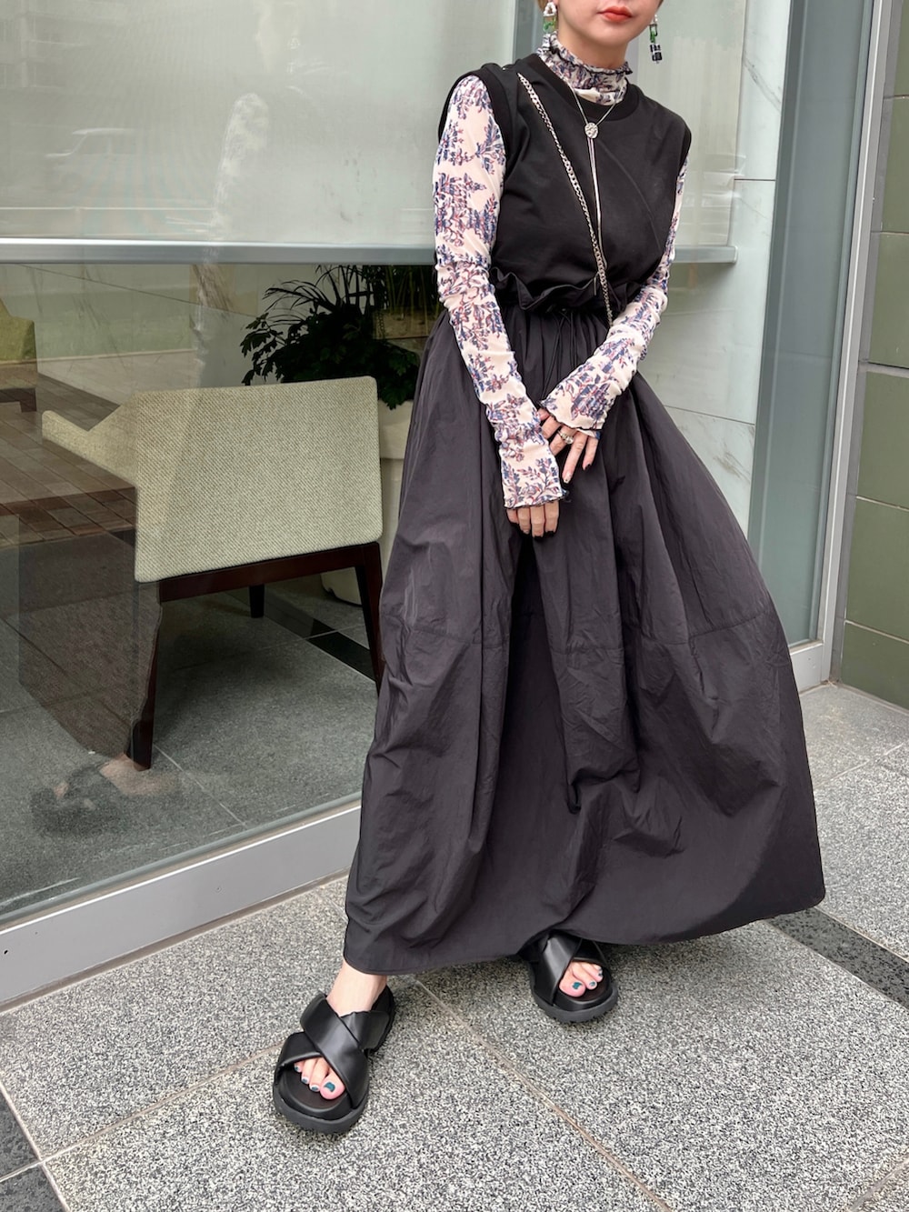 「大人コーデ、休日スタイル、楽チンコーデ、リラックススタイル、低身長、ロングワンピース、モノトーンコーデ、スカートスタイル、ブラックコーデ、黒コーデ、Adam et Rope'」｜「ADAM ET ROPE'のドロストドッキングカットワンピース（ワンピース、ブラック系）」を使った、yukari_riraさん（レディース・155cm）の夏コーディネートの3枚目の写真