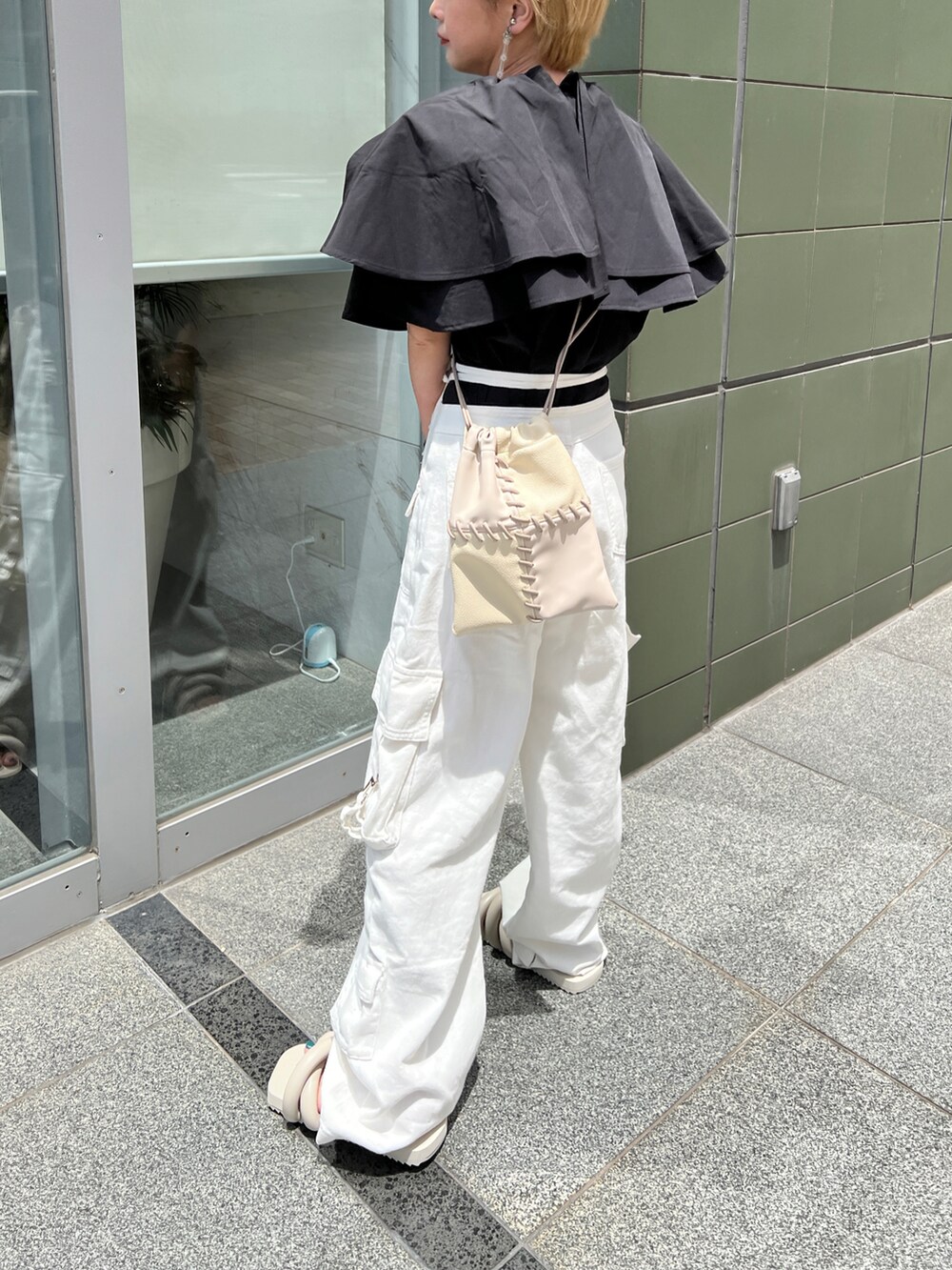「オトナ女子、低身長コーデ、パンツスタイル、カーゴパンツ、サンダルコーデ、モノクロ、モノトーンコーデ、フリルブラウス、ゆるコーデ、ボリューム袖」｜「HANNEのフリルカラーチュニックブラウス（シャツ/ブラウス、ブラック系）」を使った、yukari_riraさん（レディース・155cm）の夏コーディネートの2枚目の写真