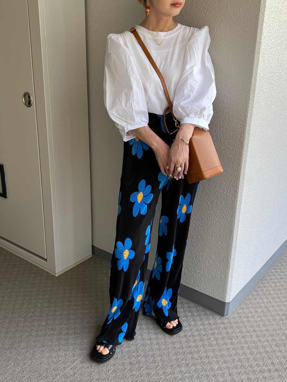 「ごきげんウィーク、お出かけコーデ、低身長コーデ、ラフ、ワイドパンツ、ビッグシルエット、プチプラ、パフスリーブ、花柄パンツ、プリーツパンツ、サンダルコーデ」｜「nuguのアイテム（シャツ/ブラウス、ホワイト系）」を使った、yukari_riraさん（レディース・155cm）の春コーディネートの2枚目の写真