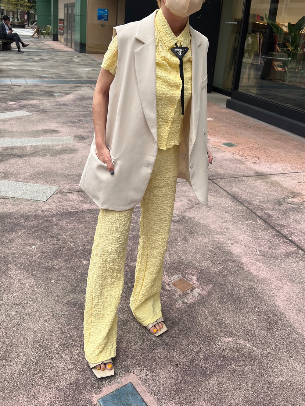 「夏コーデ、大人女子、ゆるコーデ、大人カジュアル、イエローコーデ、カラフルコーデ、ワントーンコーデ、セットアップ、ジャガード、ベスト、ジレ、パンツ、プチプラ、プチプラコーデ」｜「nuguのアイテム（ワンピース/ドレス、イエロー系）」を使った、yukari_riraさん（レディース・155cm）の春コーディネートの2枚目の写真
