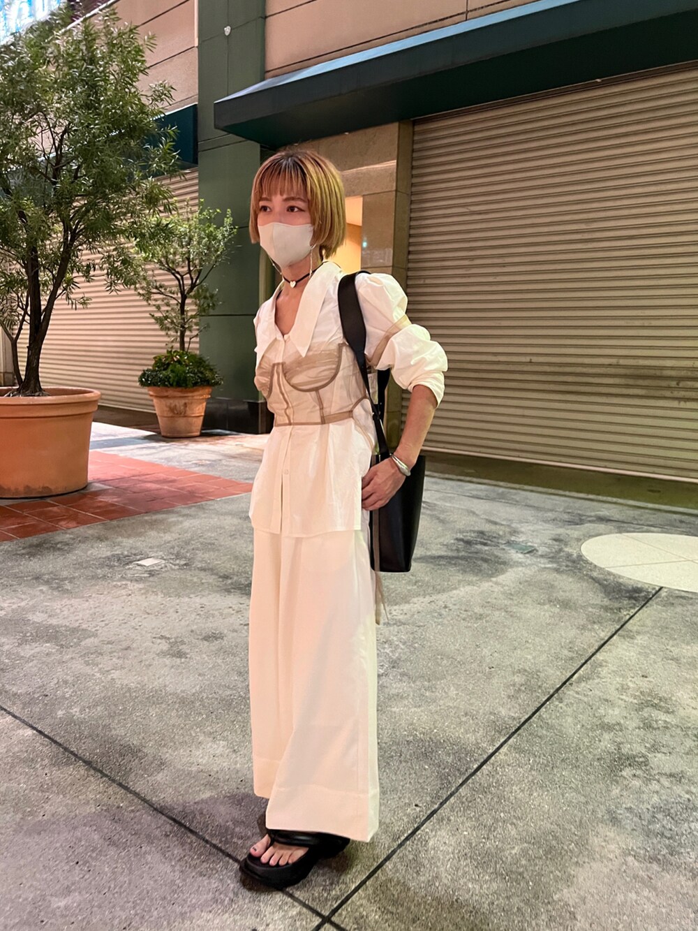 「カジュアルコーデ、大人かわいい、秋先取りコーデ、ラフコーデ、ホワイト、ホワイトコーデ、オトナ女子、ワイドパンツ、ビスチェ、レイヤードスタイル、オールホワイト」｜「M_の【M_】LAPEL ブラウス（シャツ/ブラウス、ホワイト系）」を使った、yukari_riraさん（レディース・155cm）の夏コーディネートの2枚目の写真