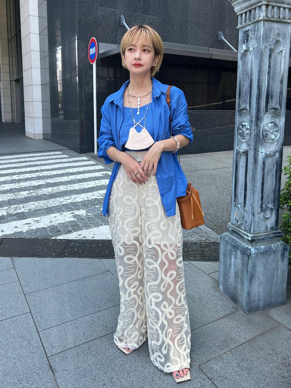 「夏コーデ、カジュアル、カラーコーデ、パンツスタイル、リラックススタイル、プチプラコーデ、シアー、レースパンツ、ビタミンカラー、ブルーコーデ、カラフルコーデ、低身長、シャツスタイル」｜「ENVYLOOKのアイテム（シャツ/ブラウス、ブルー系）」を使った、yukari_riraさん（レディース・155cm）の夏コーディネートの2枚目の写真