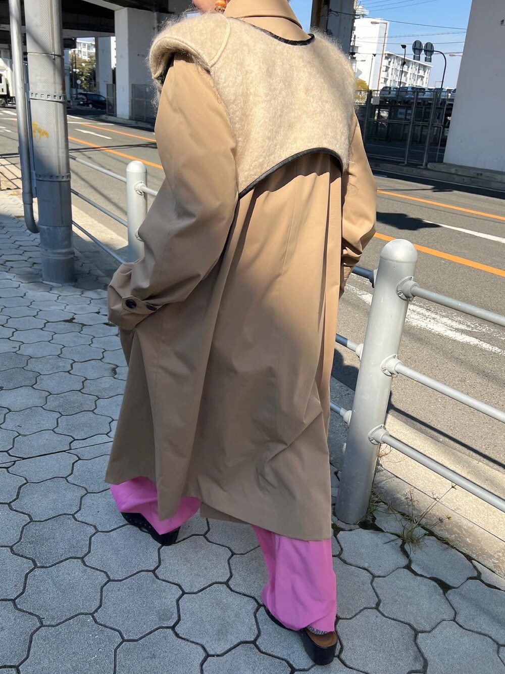 「はるコーデ、GU、GUコーデ、春カラー、パンツスタイル、プチプラコーデ、春コーデ、カラーパンツ、ピンクコーデ、ロングコート、低身長、ベージュ、レイヤードスタイル」｜「GUのアイテム（ステンカラーコート、ベージュ系）」を使った、yukari_riraさん（レディース・155cm）の冬コーディネートの3枚目の写真