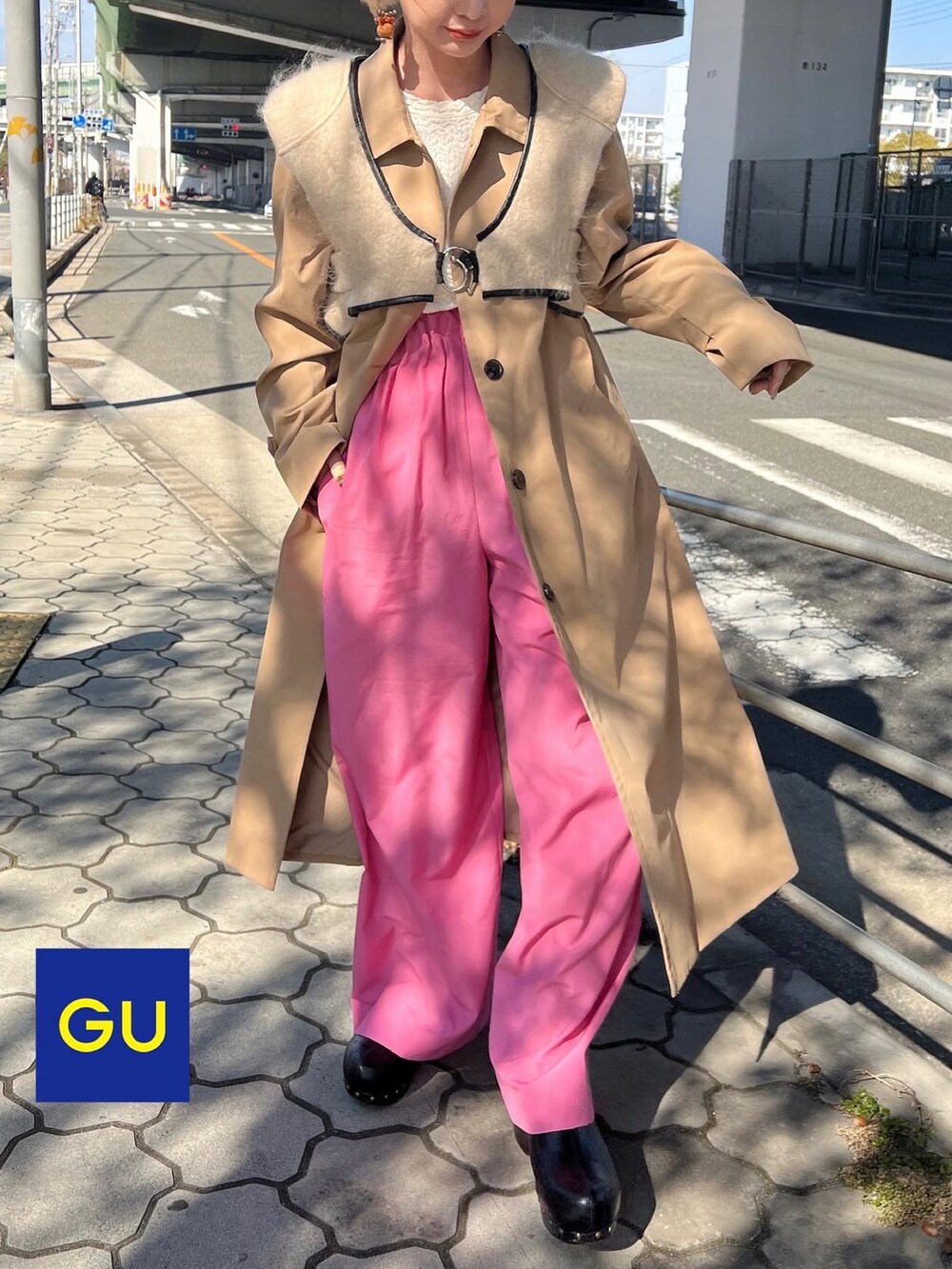 「はるコーデ、GU、GUコーデ、春カラー、パンツスタイル、プチプラコーデ、春コーデ、カラーパンツ、ピンクコーデ、ロングコート、低身長、ベージュ、レイヤードスタイル」｜「GUのアイテム（ステンカラーコート、ベージュ系）」を使った、yukari_riraさん（レディース・155cm）の冬コーディネートの5枚目の写真