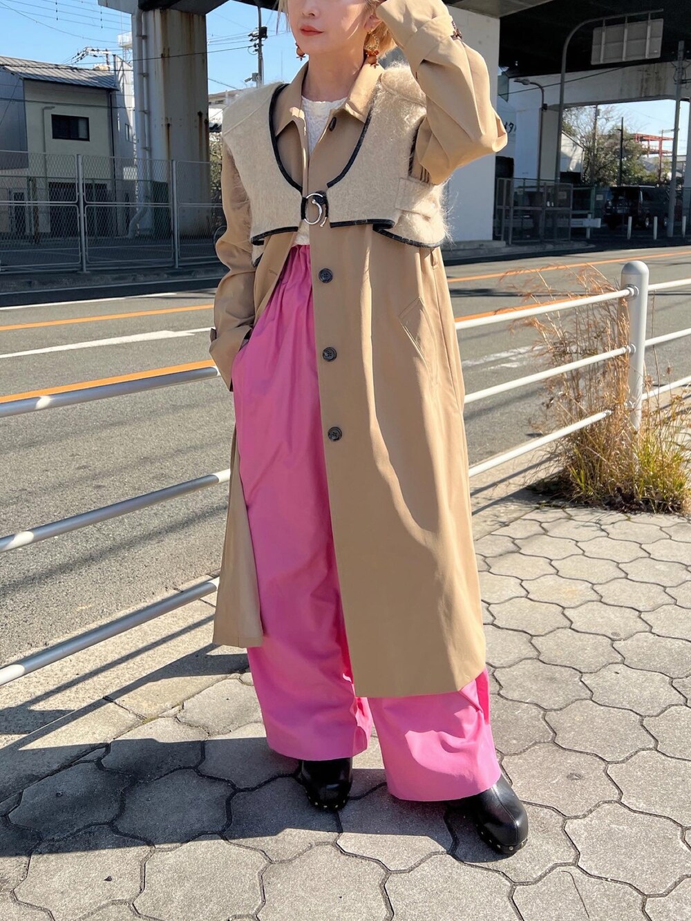 「はるコーデ、GU、GUコーデ、春カラー、パンツスタイル、プチプラコーデ、春コーデ、カラーパンツ、ピンクコーデ、ロングコート、低身長、ベージュ、レイヤードスタイル」｜「GUのアイテム（ステンカラーコート、ベージュ系）」を使った、yukari_riraさん（レディース・155cm）の冬コーディネートの2枚目の写真