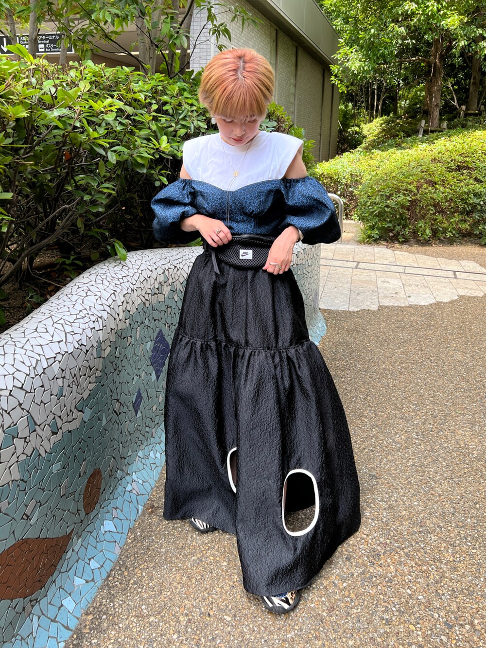 「夏コーデ、大人カジュアル、大人女子、低身長コーデ、レイヤードスタイル、ボリューム袖、ボリュームスリーブ、スニーカー、スニーカーコーデ、ブルーコーデ、カラフルコーデ、maisonspecial」｜「MAISON SPECIALのオフショルジャガードブラウス【MAISON SPECIAL/メゾンスペシャル】（シャツ/ブラウス、ブルー系）」を使った、yukari_riraさん（レディース・155cm）の夏コーディネートの2枚目の写真