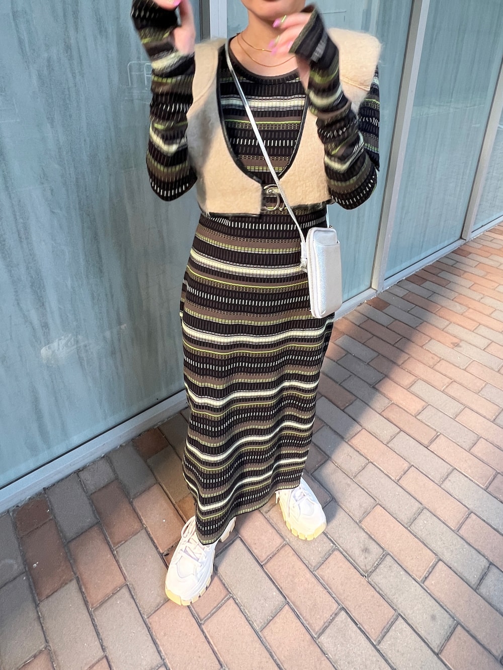 「秋カラー、低身長女子、低身長、ショートヘア、ニットワンピース、秋コーデ、秋服準備はじめました、スニーカー、厚底シューズ、カーキ、レイヤードスタイル、大人カジュアル、大人コーデ」｜「SLYのMULTI BORDER L/OP マルチボーダー ロングワンピース（ワンピース、ブラック系）」を使った、yukari_riraさん（レディース・155cm）の夏コーディネートの3枚目の写真