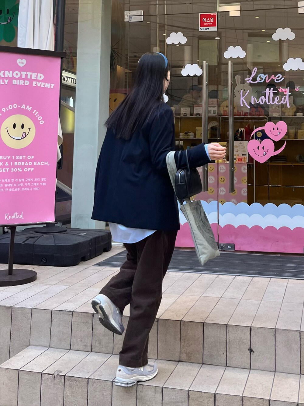 ブルー系のジャケット/アウター、ブルー系のシャツ/ブラウス、その他のバッグを着用したレディースの春コーディネートの2枚目の写真