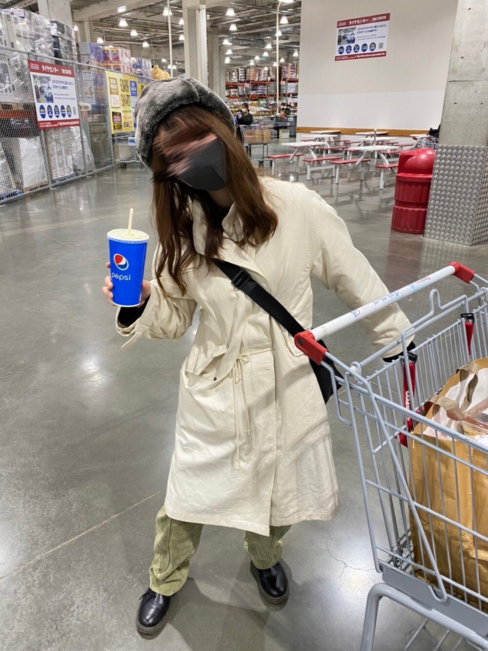 ホワイト系のその他アウター、グリーン系のその他パンツを着用したレディースの冬コーディネートの2枚目の写真