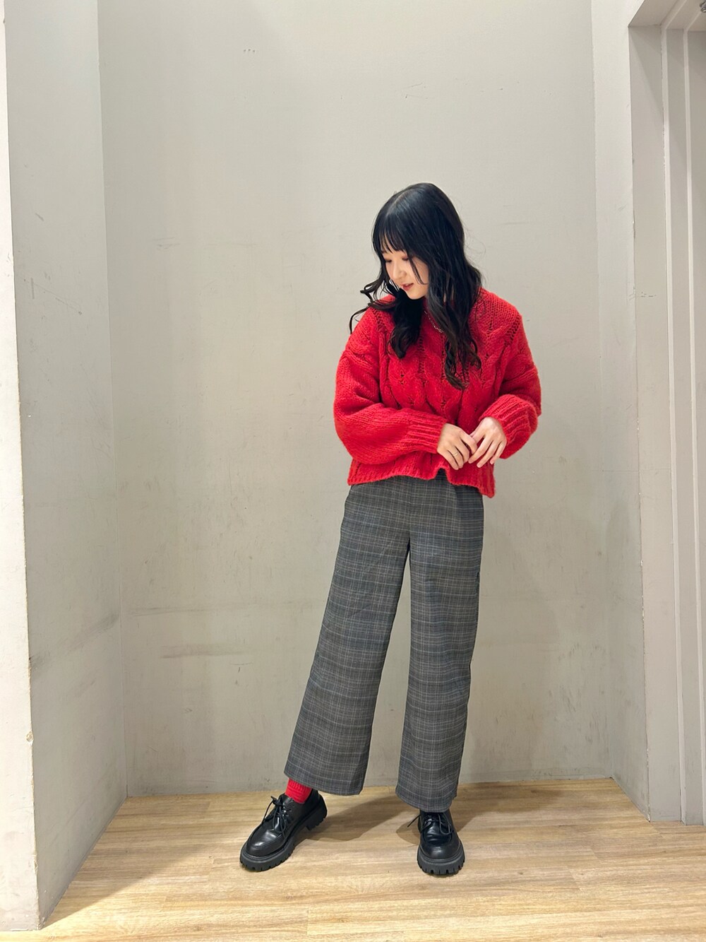 レッド系のTシャツ/カットソー、グレー系のその他パンツを着用したレディースの冬コーディネートの3枚目の写真