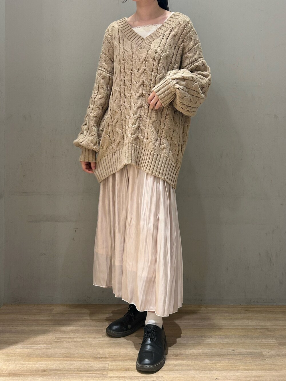 ベージュ系のニット/セーター、ホワイト系のスカートを着用したレディースの秋コーディネートの2枚目の写真