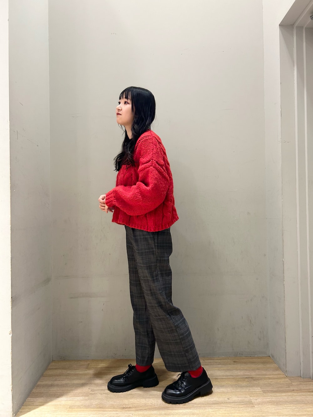 レッド系のTシャツ/カットソー、グレー系のその他パンツを着用したレディースの冬コーディネートの2枚目の写真