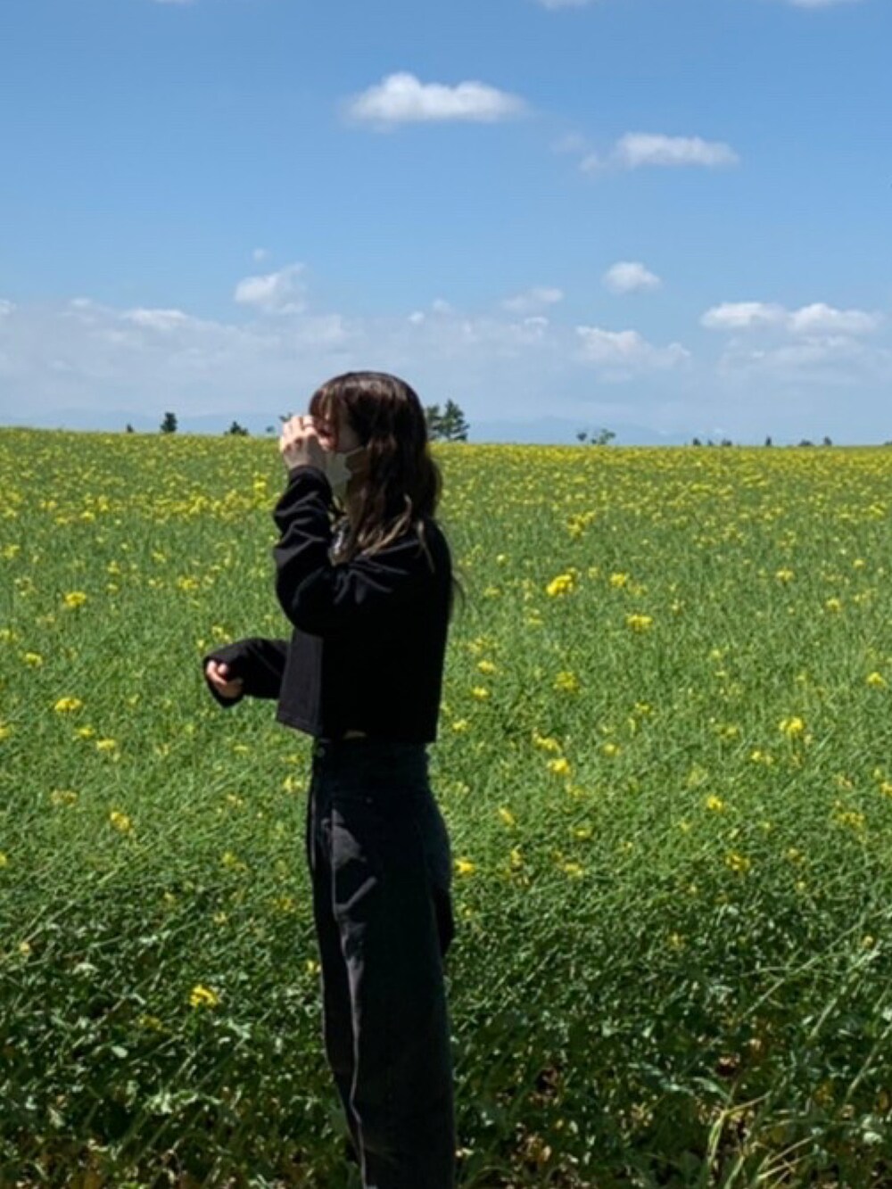 ブラック系のTシャツ/カットソー、ブラック系のデニムパンツ、ブラック系のサンダルを着用したレディースの冬コーディネートの2枚目の写真