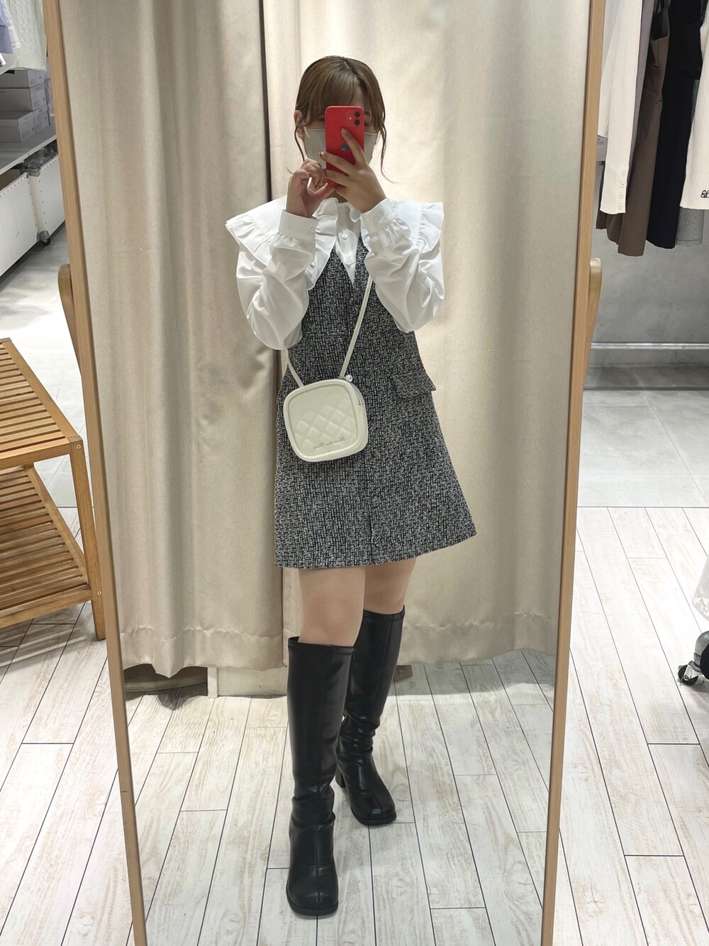 「私の推しブランド、OLIVE des OLIVE、ガーリー、ガーリーコーデ、大学生、大学生コーデ、デート、ジャンスカ、ロングブーツ、ブラウス、ショルダーバッグ、ミニワンピ、おしゃれさんと繋がりたい、アパレルスタッフ、オリーブ」｜「OLIVE des OLIVEのVネックジャンスカ（ワンピース、ブラック系）」を使った、ゆうかさん（レディース・155cm）の冬コーディネートの2枚目の写真