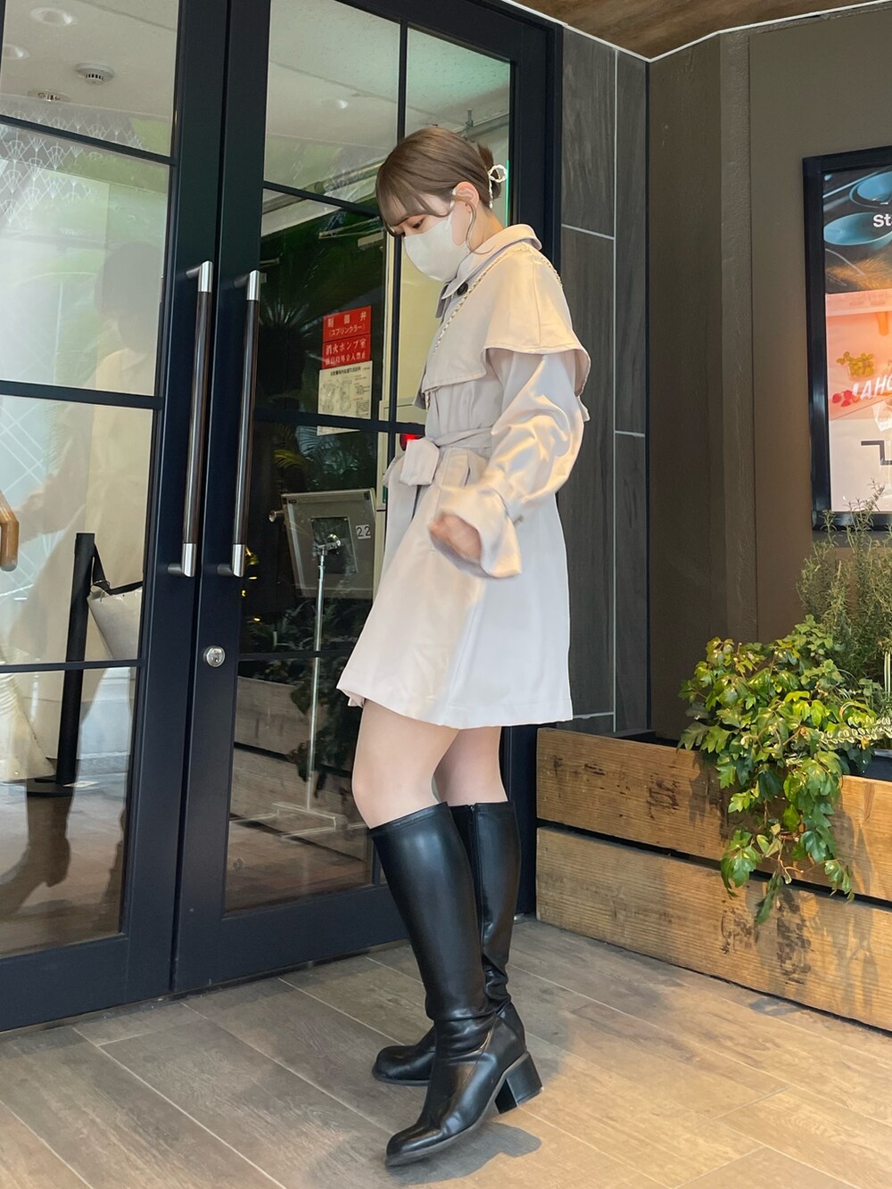 「ほめられ本命コーデ、トレンチコート、トレンチ、はるコーデ、春コーデ、春、春アウター、春カラー、春色、ロングブーツ、オリーブ デ オリーブ(OLIVE des OLIVE)、ミニワンピ、羽織り、アウター、低身長」｜「OLIVE des OLIVEのケープ付きミドル丈トレンチコート（トレンチコート、ベージュ系）」を使った、ゆうかさん（レディース・155cm）の冬コーディネートの3枚目の写真
