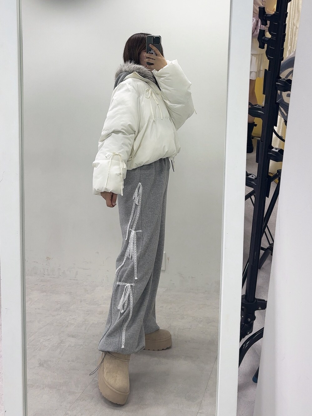 「韓国ファッション、韓国コーデ、おしゃ見えテクニック、レイヤードスタイル、休日スタイル、ラクチンコーデ、オトナカジュアル、リラックススタイル、大人女子、お出かけコーデ、グレーコーデ、パンツスタイル、セットアップ、アウター、オリーブ デ オリーブ(OLIVE des OLIVE)」｜「OLIVE des OLIVEのリボンエコダウン（ダウンジャケット/コート、ホワイト系）」を使った、ゆうかさん（レディース・155cm）の秋コーディネートの2枚目の写真