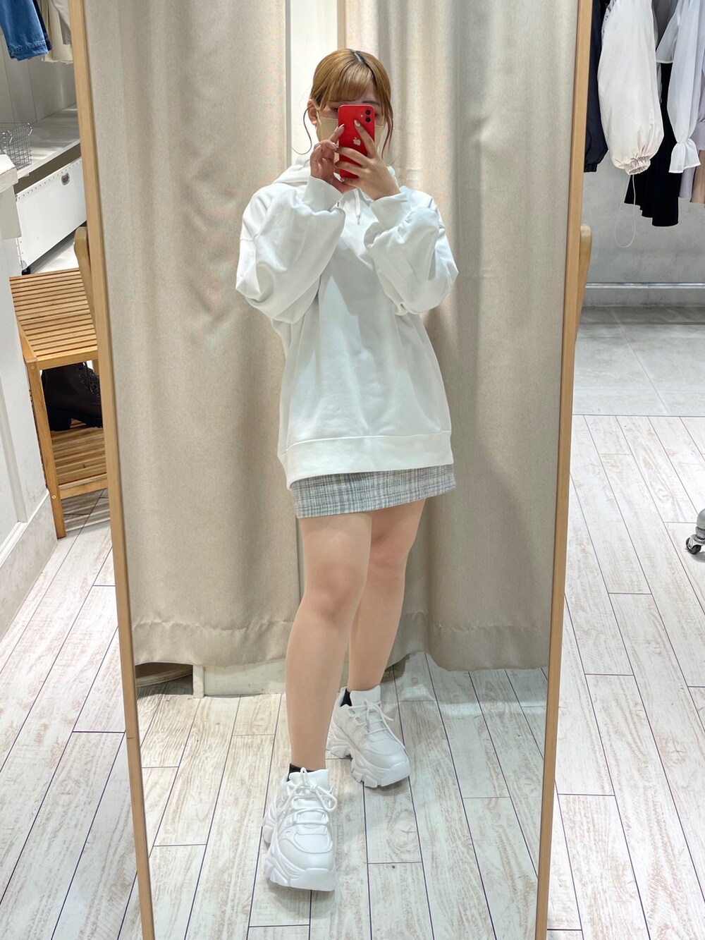 「カジュアルコーデ、私の推しブランド、オリーブ デ オリーブ(OLIVE des OLIVE)、カジュアルガーリー、スニーカー、スニーカーコーデ、ガーリー、パーカー、低身長、低身長コーデ、おしゃれさんと繋がりたい、大学生、通学コーデ、タイトスカート、カジュアルスタイル」｜「OLIVE des OLIVEの刺繍ロゴフーディチュニック（パーカー、ホワイト系）」を使った、ゆうかさん（レディース・155cm）の冬コーディネートの3枚目の写真