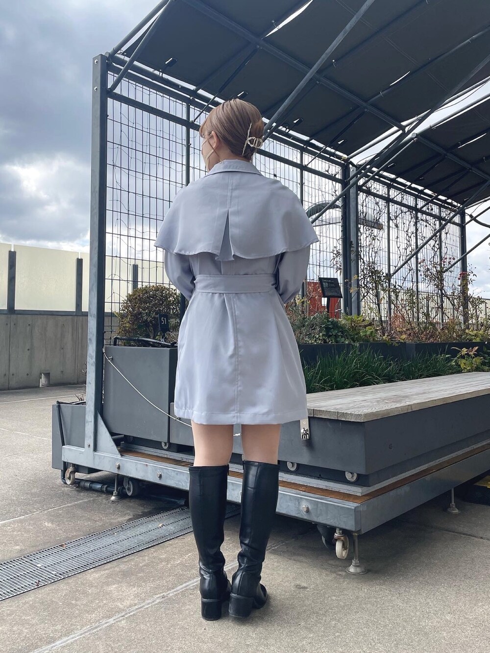 「トレンチコート、私の推しブランド、オリーブ デ オリーブ(OLIVE des OLIVE)、トレンチ、ガーリー、ガーリーコーデ、おしゃれさんと繋がりたい、お洒落さんとつながりたい、ロングブーツ、サックスブルー、低身長、低身長コーデ、低身長女子、デート、デートスタイル（WOMEN）」｜「OLIVE des OLIVEのケープ付きミドル丈トレンチコート（トレンチコート、ブルー系）」を使った、ゆうかさん（レディース・155cm）の冬コーディネートの5枚目の写真