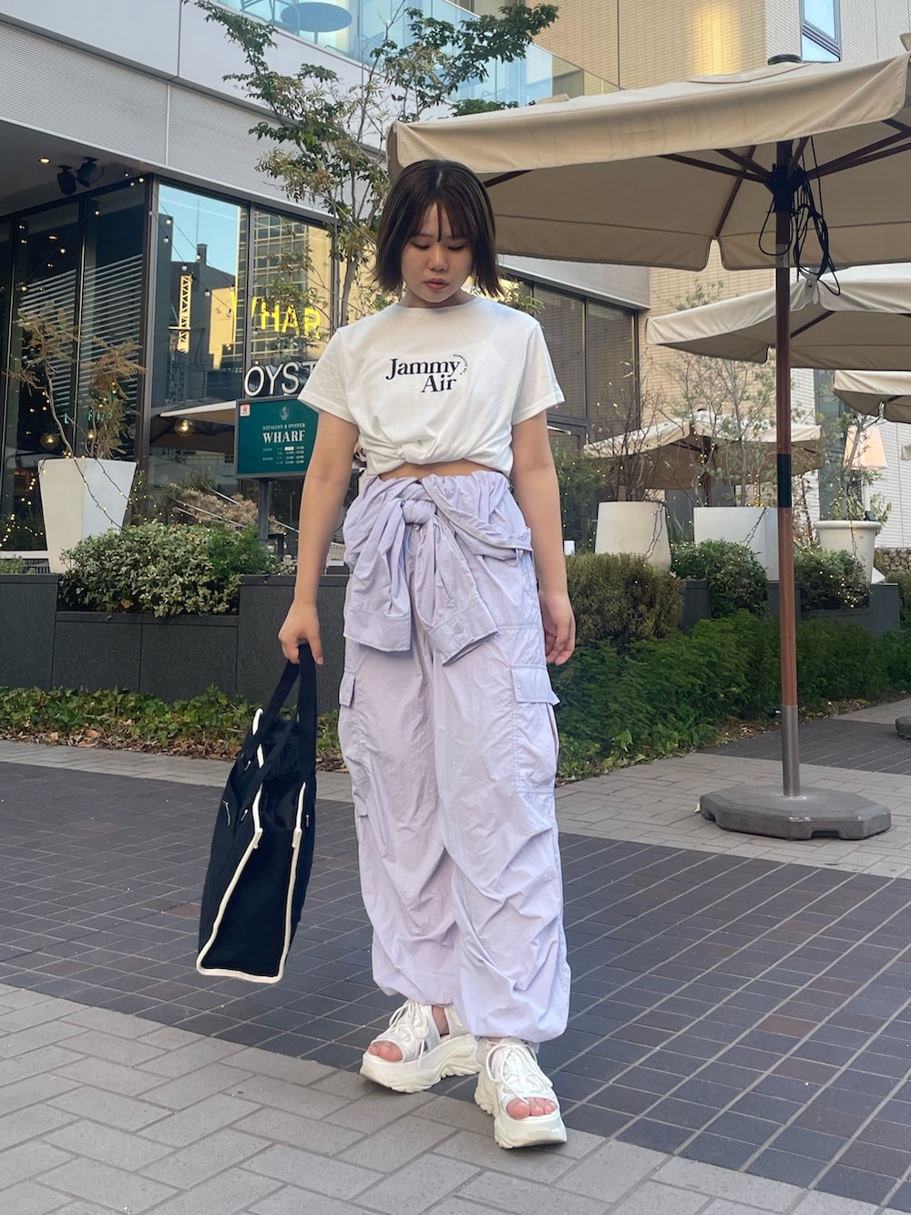 「推し活、アツいコーデ全部見せ、つなぎ、カラーコーデ、参戦服、オタク、オリーブ デ オリーブ(OLIVE des OLIVE)、Tシャツ、カジュアルコーデ、カジュアル、トートバッグ、ライブコーデ、低身長、低身長コーデ、パープル」｜「OLIVE des OLIVEのアソートTシャツ　1031060450（Tシャツ/カットソー、ホワイト系）」を使った、ゆうかさん（レディース・155cm）の夏コーディネートの3枚目の写真