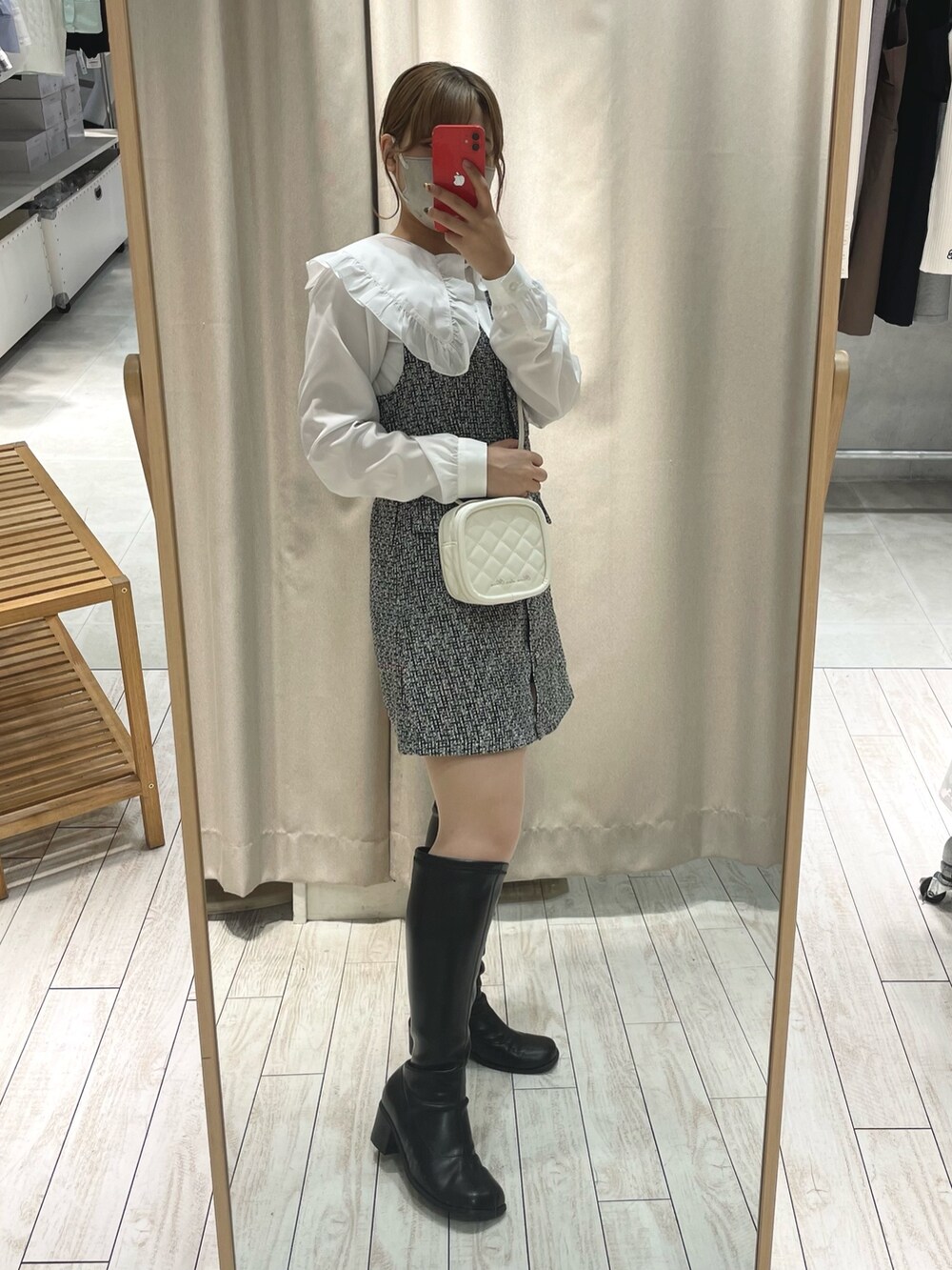 「私の推しブランド、OLIVE des OLIVE、ガーリー、ガーリーコーデ、大学生、大学生コーデ、デート、ジャンスカ、ロングブーツ、ブラウス、ショルダーバッグ、ミニワンピ、おしゃれさんと繋がりたい、アパレルスタッフ、オリーブ」｜「OLIVE des OLIVEのVネックジャンスカ（ワンピース、ブラック系）」を使った、ゆうかさん（レディース・155cm）の冬コーディネートの3枚目の写真