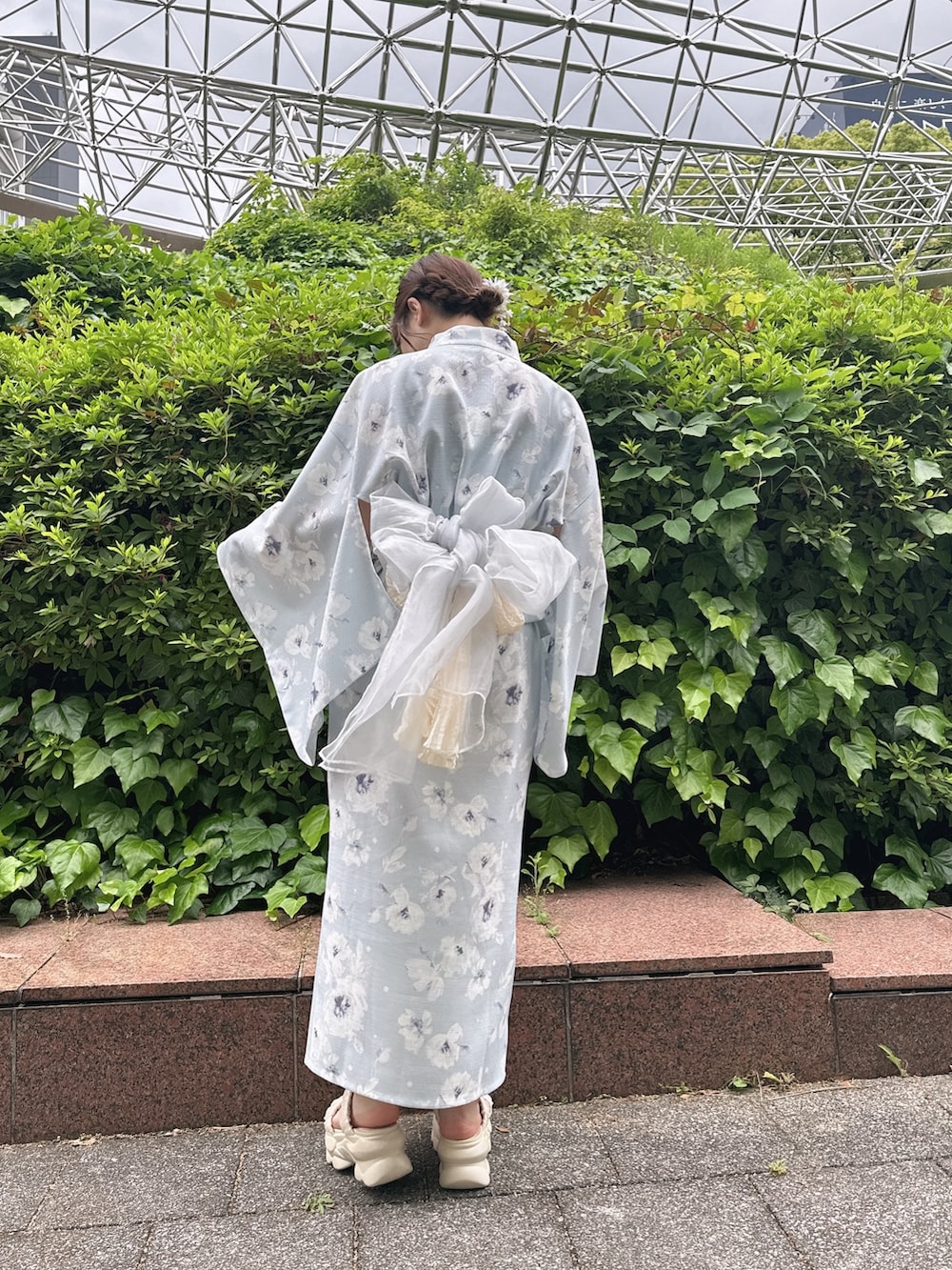 「ゆかた、夏コーデ、夏、夏祭り、浴衣、浴衣女子、浴衣コーデ、サックスブルー、低身長、低身長女子、オリーブ デ オリーブ(OLIVE des OLIVE)、花火大会、花柄、オトナ女子、大人かわいい」｜「OLIVE des OLIVEの【着脱簡単/手洗い可能/2WAY】3分で着れる浴衣（浴衣、ブルー系）」を使った、ゆうかさん（レディース・155cm）の夏コーディネートの3枚目の写真