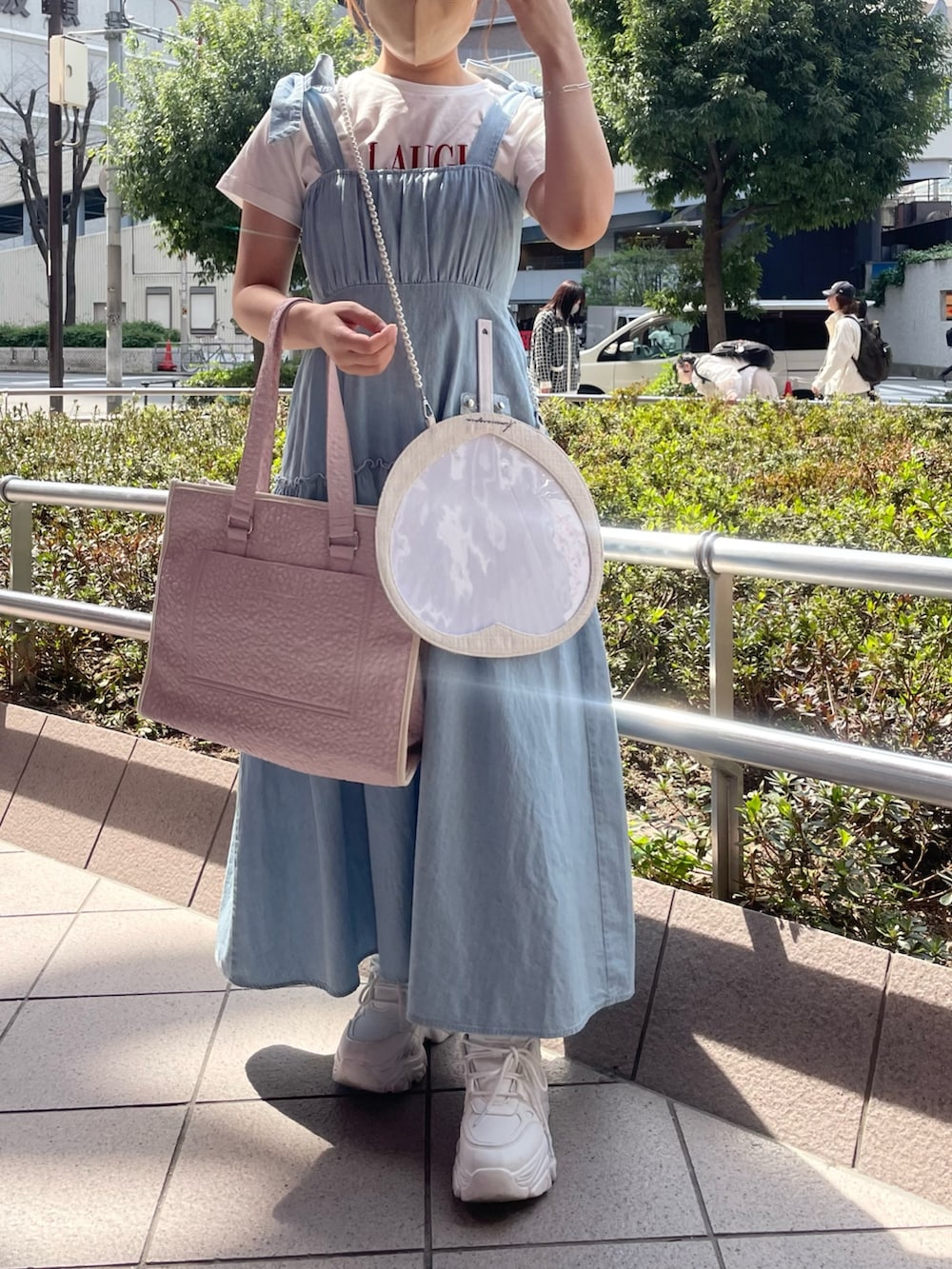 「推し色コーデ、トートバッグ、キャミワンピ、キャミワンピース、ロングワンピース、うちわケース、スニーカー、参戦服、ライブコーデ、夏コーデ、夏、低身長、オリーブ デ オリーブ(OLIVE des OLIVE)、低身長コーデ、青」｜「OLIVE des OLIVEの【WEB・渋谷109店限定】リボンティアードキャミワンピース（ワンピース、ブルー系）」を使った、ゆうかさん（レディース・155cm）の春コーディネートの2枚目の写真