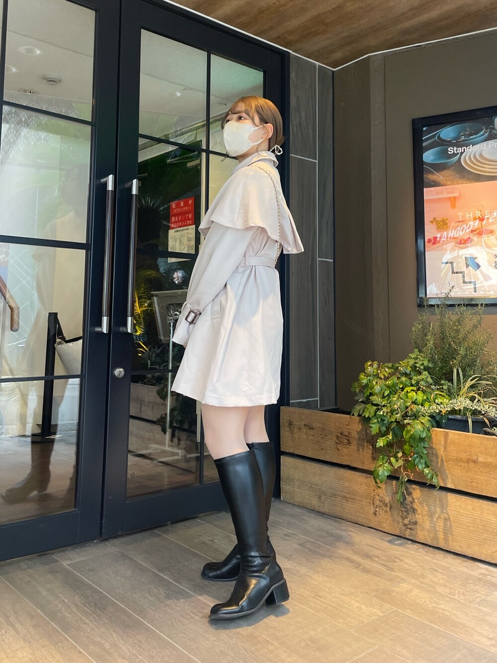 「ほめられ本命コーデ、トレンチコート、トレンチ、はるコーデ、春コーデ、春、春アウター、春カラー、春色、ロングブーツ、オリーブ デ オリーブ(OLIVE des OLIVE)、ミニワンピ、羽織り、アウター、低身長」｜「OLIVE des OLIVEのケープ付きミドル丈トレンチコート（トレンチコート、ベージュ系）」を使った、ゆうかさん（レディース・155cm）の冬コーディネートの4枚目の写真
