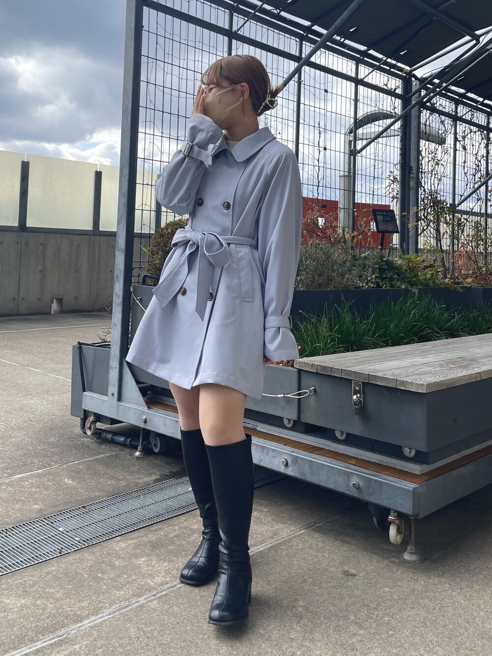 「トレンチコート、私の推しブランド、オリーブ デ オリーブ(OLIVE des OLIVE)、トレンチ、ガーリー、ガーリーコーデ、おしゃれさんと繋がりたい、お洒落さんとつながりたい、ロングブーツ、サックスブルー、低身長、低身長コーデ、低身長女子、デート、デートスタイル（WOMEN）」｜「OLIVE des OLIVEのケープ付きミドル丈トレンチコート（トレンチコート、ブルー系）」を使った、ゆうかさん（レディース・155cm）の冬コーディネートの2枚目の写真